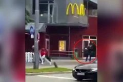 Đoạn video gây sốc khi kẻ khủng bố Munich xả súng điên loạn