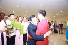 Bộ trưởng Nguyễn Ngọc Thiện ôm chặt người hùng Hoàng Xuân Vinh