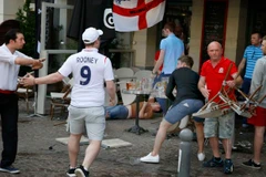 Bạo lực lại bùng phát ở EURO buộc cảnh sát phải xịt hơi cay