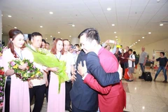 Xạ thủ Hoàng Xuân Vinh nói gì khi đặt chân xuống sân bay