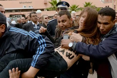 Hai cô gái ngực trần tấn công phiên tòa xử người đồng tính