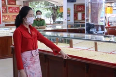 Lương Thị Nhung được yêu cầu mô tả lại hành vi lấy trộm nhẫn vàng tại tiệm vàng Kim Hương 1 ở Bình Phước. (Nguồn: thanhnien.vn)