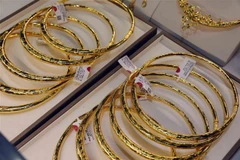 Vàng trang sức bày bán tại Công ty vàng bạc đá quý Doji trên phố Trần Nhân Tông (Hà Nội). (Ảnh: Trần Việt/TTXVN)