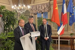 Đại sứ Việt Nam tại Pháp Đinh Toàn Thắng phát biểu trong chuyến thăm và làm việc tại tỉnh tại tỉnh Saone-et-Loire của Pháp. (Ảnh: Nguyễn Thu Hà/TTXVN)