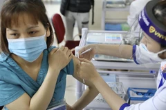 Nhân viên y tế trực tiếp tham gia công tác phòng chống COVID-19 tại Bệnh viện Thanh Nhàn được tiêm vaccine phòng dịch hồi tháng Ba. (Ảnh: Minh Quyết/TTXVN)