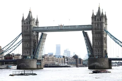 Cầu Tháp London bị kẹt ở trạng thái mở ở thủ đô London (Anh), ngày 9/8/2021. (Nguồn: news.abs-cbn.com)