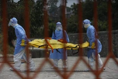 Bi kịch bác sỹ Nepal phải cứu chữa bệnh nhân COVID ở sân bệnh viện