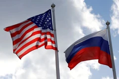 Quốc kỳ của Nga và Mỹ tung bay gần một nhà máy ở Vsevolozhsk, Vùng Leningrad (Nga) ngày 27/3/2019. (Nguồn: reuters.com)