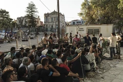 Những người di cư Syria chờ đăng ký thủ tục tại cảng Mytilene, đảo Lesbos (Hy Lạp). (Ảnh: AFP/TTXVN)