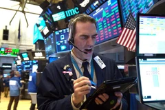 Hoạt động tại sàn giao dịch chứng khoán New York, Mỹ. (Ảnh: AFP/TTXVN)