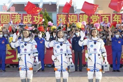 Lễ tiễn 3 phi hành gia lên trạm không gian mới tại bãi phóng Tửu Tuyền trên sa mạc Gobi ở Tây Bắc Trung Quốc, ngày 17/6/2021. (Ảnh: THX/TTXVN)