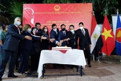 Bạn bè quốc tế chúc mừng Đại sứ quán Việt Nam tại Ai Cập nhân dịp Quốc khánh 2/9. (Ảnh: Nguyễn Trường/TTXVN)