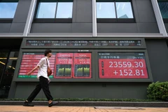 Bảng chỉ số chứng khoán bên ngoài Sàn giao dịch chứng khoán Tokyo (Nhật Bản), ngày 14/9/2020. (Ảnh: AFP/TTXVN)