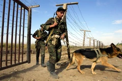 Lực lượng bảo vệ biên giới Tajikistan tuần tra tại khu vực thị trấn Pyandj, biên giới với Afghanistan. (Ảnh: AFP/TTXVN)