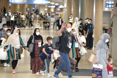 Người dân Afghanistan, những người làm việc cho các dự án của Hàn Quốc, được sơ tán tới thủ đô Seoul ngày 26/8/2021. (Ảnh: Yonhap/TTXVN)