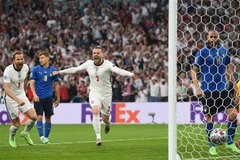 Pha ăn mừng bàn thắng mở tỷ số của hậu vệ Anh Luke Shaw (giữa) trong trận chung kết EURO 2020 gặp tuyển Italy trên sân Wembley, London ngày 11/7/2021. (Ảnh: AFP/TTXVN)