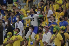 Cổ động viên Brazil cổ vũ đội nhà trong trận chung kết Copa America 2021 gặp Argentina trên sân vận động Maracana ở Rio de Janeiro, ngày 10/7/2021. (Ảnh: AFP/TTXVN)