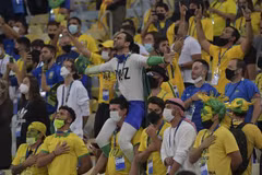 Cổ động viên Brazil cổ vũ đội nhà trong trận chung kết Copa America 2021 gặp Argentina trên sân vận động Maracana ở Rio de Janeiro, ngày 10/7/2021. (Ảnh: AFP/TTXVN)