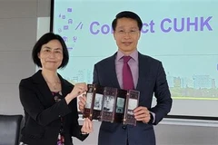 Tổng Lãnh sự Việt Nam tại Hong Kong Phạm Bình Đàm (phải) và Giáo sư Suk-Ying Wong, Trợ lý Phó Hiệu trưởng - Giám đốc Phòng Tuyển dụng và Hỗ trợ Tài chính của CUHK tại buổi làm việc ngày 6/8/2021. (Ảnh: Lê Anh/TTXVN)