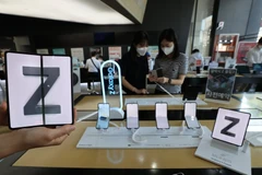 Dòng điện thoại thông minh Galaxy Z mới của Samsung được trưng bày tại một cửa hàng ở Seoul (Hàn Quốc), ngày 17/8/2021. (Nguồn: en.yna.co.kr)