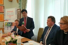 Đại sứ Nguyễn Hồng Thạch phát biểu tại buổi lễ ra mắt bộ giáo trình tiếng Việt tại Đại học Tổng hợp quốc gia Kyev (Ukraine). (Nguồn: baoquocte.vn)