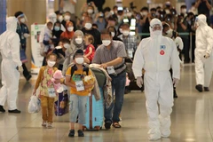 Người dân Afghanistan, những người làm việc cho các dự án của Hàn Quốc, được sơ tán tới thủ đô Seoul ngày 26/8/2021. (Ảnh: Yonhap/TTXVN)