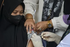Tiêm vaccine ngừa COVID-19 cho người dân tại Banda Aceh (Indonesia), ngày 7/7/2021. (Ảnh: AFP/TTXVN)