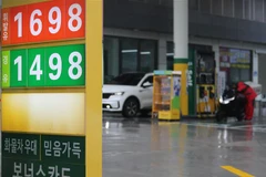 Giá xăng dầu được niêm yết tại một trạm xăng ở Seoul (Hàn Quốc), ngày 4/7/2021. (Ảnh: Yonhap/TTXVN)