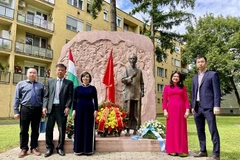 Đại sứ Nguyễn Thị Bích Thảo và các cán bộ nhân viên Đại sứ quán Việt Nam tại Hungary đến dâng hoa tại tượng đài Chủ tịch Hồ Chí Minh ở thành phố Zalaegerszeg (Hungary). (Nguồn: Thế giới và Việt Nam)