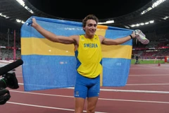 Mondo Duplantis ăn mừng khi giành huy chương Vàng ở nội dung nhảy sào nam tại Olympic Tokyo 2020. (Nguồn: theguardian.com)