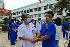 Chia tay đoàn bác sỹ lên đường hỗ trợ miền Nam chống dịch. (Nguồn: suckhoedoisong.vn)