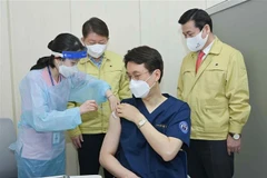 Nhân viên y tế được tiêm vaccine phòng COVID-19 tại Daegu, Hàn Quốc, ngày 3/3/2021. (Ảnh: Yonhap/TTXVN)