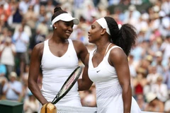 Venus Williams (trái) và Serana Williams tại Wimbledon, hồi tháng 7/2015. (Nguồn: time.com)