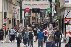 Người dân di chuyển trên đường phố tại Brussels, Bỉ, ngày 19/5/2021. (Ảnh: THX/TTXVN)