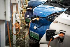 Xe điện của liên doanh ôtô SAIC-GM-Wuling được sạc tại một bãi đỗ xe ở Liễu Châu (Trung Quốc), ngày 17/5/2021. (Nguồn: cnbc.com)