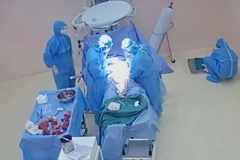 Các bác sỹ phẫu thuật lấy thai cho nữ bệnh nhân mắc COVID-19. (Nguồn: laodong.vn)