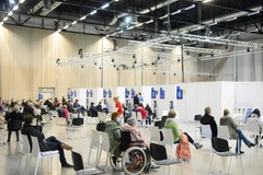 Người dân chờ tiêm vaccine ngừa COVID-19 tại Berlin, Đức, ngày 27/5/2021. (Ảnh: AFP/TTXVN)