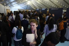 Người tìm việc tại một hội chợ việc làm ở Arlington, Virginia (Mỹ). (Ảnh: AFP/TTXVN)