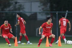 Tối 13/6/2021, đội tuyển Việt Nam có buổi tập cuối cùng trên sân Shabab Al Ahli để chuẩn bị cho trận đấu với đội tuyển UAE vào ngày 15/6/2021. (Ảnh: Hoàng Linh/TTXVN)
