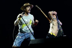 Các thành viên Anthony Kiedis và Flea của ban nhạc Red Hot Chilli Peppers. (Nguồn: nme.com)