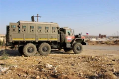 Xe quân sự của liên quân Nga và Syria tại thành phố Deraa ngày 24/8/2021. (Ảnh: AFP/TTXVN)