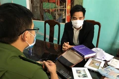 Công an tỉnh Thừa Thiên-Huế làm việc với đối tượng Hồ Rin. (Ảnh: TTXVN)