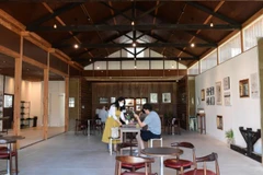 Quán càphê được cải biến từ một nhà máy nấu rượu sake ở Mungyeong (Hàn Quốc) - ảnh chụp vào tháng 5/2021. (Nguồn: english.kyodonews.net)