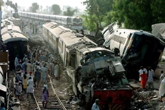 Video hiện trường khủng khiếp của vụ tàu đâm nhau ở Pakistan