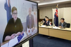 Bộ trưởng Ngoại giao Nhật Bản Toshimitsu Motegi (ngoài cùng bên phải) và Bộ trưởng Quốc phòng Nobuo Kishi (thứ 2 từ phải sang) hội đàm trực tuyến với những người đồng cấp Australia, Marise Payne (góc trái trên màn hình) và Peter Dutton, ngày 9/6/2021.