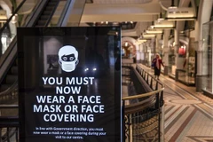 Bảng nhắc nhở người dân đeo khẩu trang phòng dịch COVID-19 tại Sydney (Australia), ngày 14/8/2021. (Ảnh: THX/TTXVN)