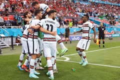 Bruno Fernandes (áo số 11) ăn mừng cùng các đồng đội sau khi Bồ Đào Nha ghi bàn thắng vào lưới đội tuyển Hungary trên sân Puskas tại Budapest, ngày 15/6/2021. (Ảnh: AFP/TTXVN)