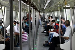 Người dân đeo khẩu trang phòng dịch COVID-19 tại New Delhi, Ấn Độ, ngày 7/6/2021. (Ảnh: THX/TTXVN)