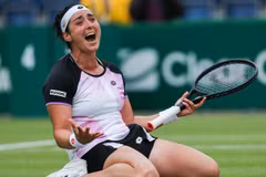 Jabeur ăn mừng chiến thắng trước Daria Kasatkina trong trận chung kết ngày 20/6. (Nguồn: cnn.com)