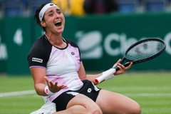 Jabeur ăn mừng chiến thắng trước Daria Kasatkina trong trận chung kết ngày 20/6. (Nguồn: cnn.com)